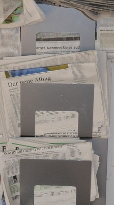 Photo von einem Wandzeitungsständer mit verschiedenen Zeitungen.